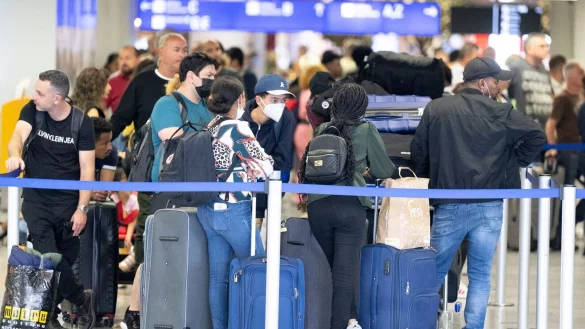 - &copy; Boris Roessler/dpa