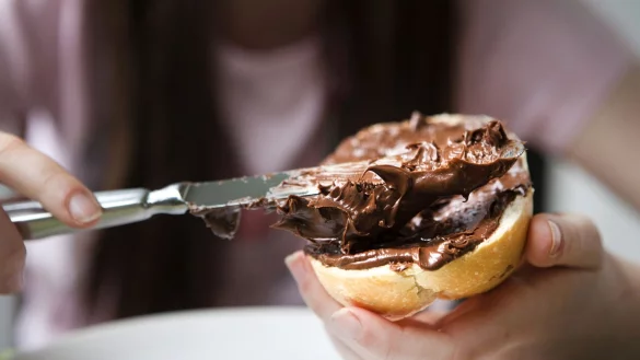 Nuss-Nougat-Cremes enthalten oft mehr Zucker als Kakao oder Haseln&uuml;sse. Ob es eine ganz dicke Cremeschicht auf dem Br&ouml;tchen sein soll, muss man sich also &uuml;berlegen. - &copy; Silvia Marks/dpa-tmn