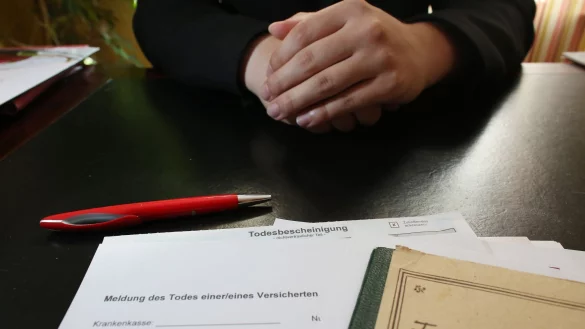 Unliebsame B&uuml;rokratie: Nach dem Tod eines Angeh&ouml;rigen sind viele Dinge zu regeln. - &copy; Sebastian Willnow/dpa-tmn