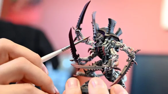 Tim Winkler bemalt eine Warhammer Spielfigur. Damit geh&ouml;rt er zu einer inzwischen gro&szlig;en Zahl von Menschen, die sich nicht nur f&uuml;r sogenannte Tabletop-Spiele interessieren, sondern die dazu notwendigen Mini-Figuren auch eigenh&auml;ndig bemalen. - &copy; Uli Deck/dpa