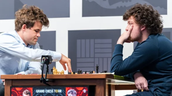 Magnus Carlsen (l) und Hans Niemann beim Schach-Duell. - © Crystal Fuller/Saint Louis Chess Club/dpa