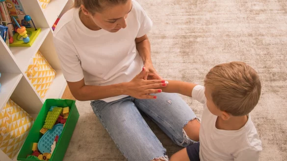 Sind Kinder von Neurodermitis betroffen, ist Cortisoncreme oft die Therapie der Wahl. Bei kleinen Kindern kann es dann sinnvoll sein, das t&auml;gliche Eincremen mit unterhaltsamen Ritualen zu verbinden - etwa Figuren auf die Haut malen. - &copy; Christin Klose/dpa-tmn