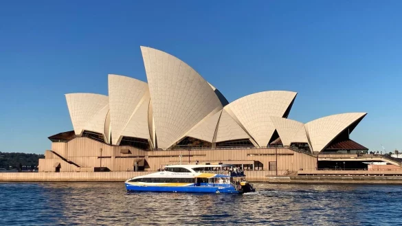 Das Sydney Opera House will in den kommenden zwölf Monaten mit mehr als 230 Aufführungen und vielen australischen und internationalen Stars seinen 50. Geburtstag feiern. - © Carola Frentzen/dpa