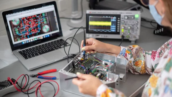 Auch Mädchen interessieren sich zwar für naturwissenschaftliche und technische Themen, doch Vorurteile halten sie oft von einer Ausbildung oder von einem Stuidum im MINT-Bereich ab. - © Sebastian Gollnow/dpa