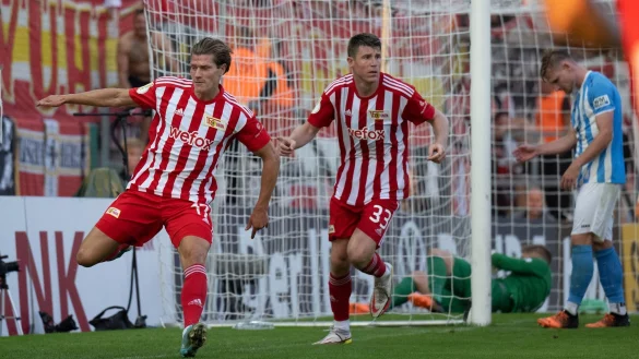 Kevin Behrens (l) sorgte mit seinem Treffer in der Verl&auml;ngerung f&uuml;r den Unioner Sieg. - &copy; Hendrik Schmidt/dpa