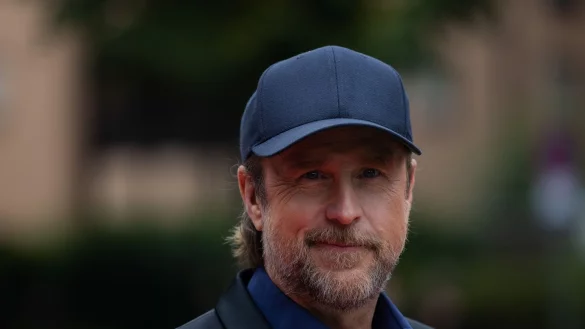 Schauspieler Bjarne M&auml;del spricht f&uuml;r das Charity-H&ouml;rspiel &laquo;Skibbie&raquo;. In dem H&ouml;rspiel erlebt eine kleine Maus gro&szlig;e Abenteuer in Hamburg-Barmbek. - &copy; Rolf Vennenbernd/dpa