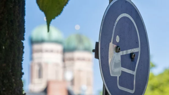 - &copy; Peter Kneffel/dpa