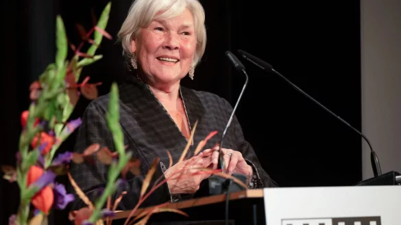 Schauspielerin Jutta Wachowiak freut sich bei der Preisverleihung der DEFA-Stiftung &uuml;ber ihre Auszeichnung. Sie erh&auml;lt den mit 10.000 Euro dotierten Preis f&uuml;r das k&uuml;nstlerische Lebenswerk. - &copy; Monika Skolimowska/dpa