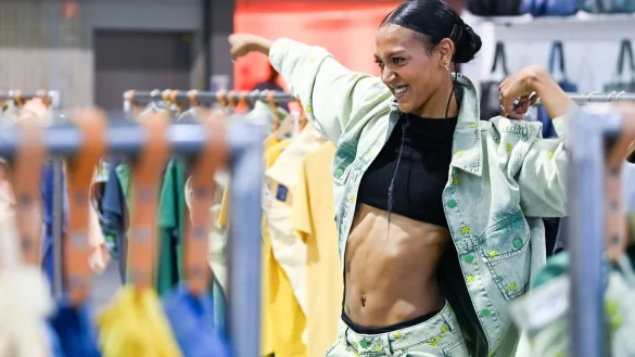 Model Sarai präsentiert Mode vom Label Miracle of Denim zur Modemesse Premium in Berlin. Der 2000er Look setzt sich wieder durch. - © Jens Kalaene/dpa