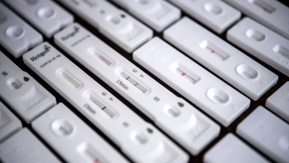 Nicht immer liefert ein Corona-Schnelltest das richtige Ergebnis. Weicht das Ergebnis im Testzentrum vom positiven Testresultat zu Hause ab, sollte ein weiterer gemacht werden. - &copy; Sina Schuldt/dpa/dpa-tmn