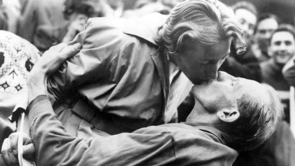 Emil Zatopek, der frischgebackene Olympiasieger im Marathonlauf, gibt kurz nach dem &Uuml;berqueren der Ziellinie seiner Frau Dana Zatopkova einen Kuss. - &copy; -/dpa