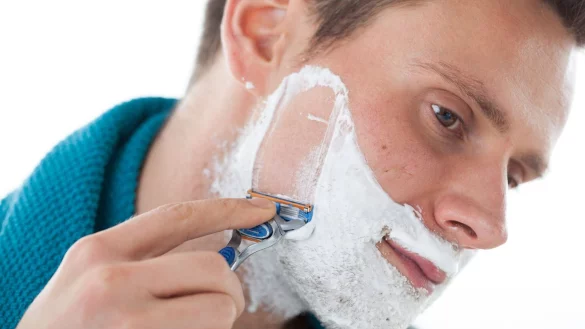 Rasiergel und Rasierschaum lassen die Klinge bei der Nassrasur sanfter &uuml;ber die Haut gleiten. Wer die Umwelt schonen will, sollte aber zu Produkten greifen, die keine Kunststoffverbindungen enthalten. - &copy; Christin Klose/dpa-tmn