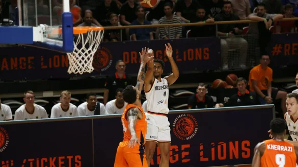 - &copy; Matthias Stickel/dpa