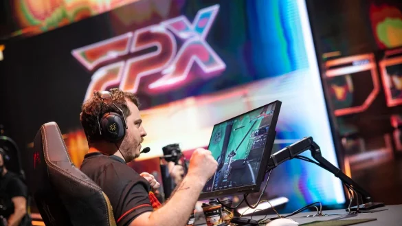 Der ukrainische Valorant-Profi ANGE1 spielt mit FunPlus Phoenix weiter um den Champions-Titel. - © Riot Games/dpa