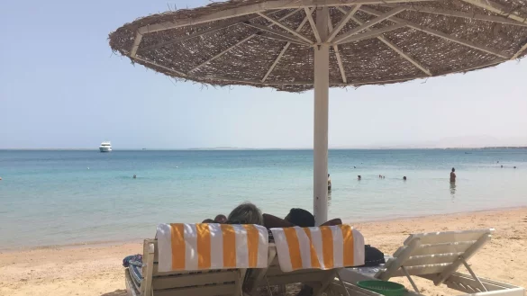 Sonne und Meer, das suchen viele Urlauber im Herbst - und finden beides zum Beispiel an den Stränden Ägyptens. - © Benno Schwinghammer/dpa-tmn