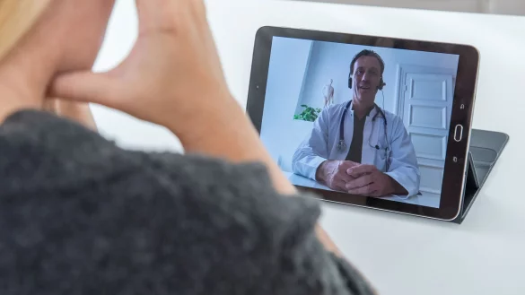 Die Corona-Pandemie hat Behandlungen per Video so richtig ins Rollen gebracht. Seit dem 1. September sind etwa Sprech- oder Schlucktherapien auf diesem Wege wieder m&ouml;glich. - &copy; Christin Klose/dpa-tmn