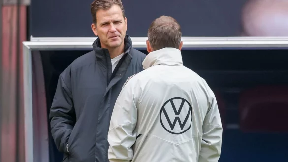 Bundestrainer Hansi Flick (r) und Teammanager Oliver Bierhoff sprechen vor einer Trainingseinheit miteinander. - &copy; Jan Woitas/dpa
