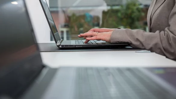 Auf welchen Webseiten sind die Angestellten unterwegs? Der Browserverlauf auf dem Dienstrechner geht den Arbeitgeber nur etwas an, wenn die private Nutzung des Internets verboten ist. - © Christin Klose/dpa-tmn