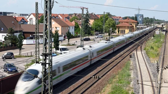 Wegen der geplanten Grundsanierung des Schienennetzes müssen sich Bahngäste in den kommenden Jahren auf Sperrungen einstellen. - © Uli Deck/dpa