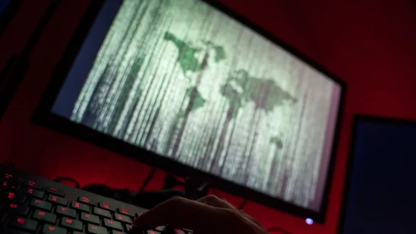 Angriff aus dem Dunkeln: Cyberkriminelle &auml;ndern die Art, wie sie arbeiten. Schutz bieten nach wie vor regelm&auml;&szlig;ige Sicherheitskopien. - &copy; Nicolas Armer/dpa/dpa-tmn