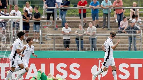 Fabian Klos (r) von Bielefeld freut sich &uuml;ber sein Tor zum zwischenzeitlichen 2:0. - &copy; Hasan Bratic/dpa