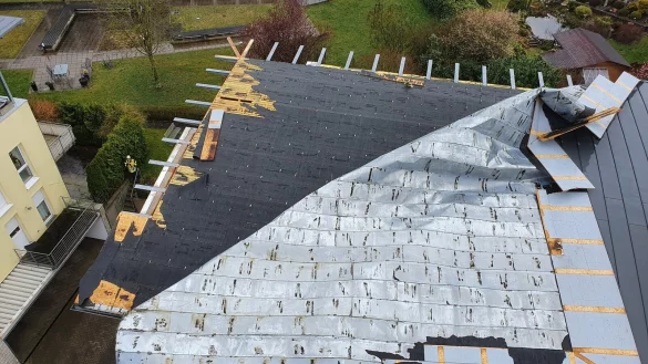 Sturmb&ouml;en haben am Donnerstag ein Dach in der Slavertrift abgedeckt. - &copy; Freiwillige Feuerwehr Lemgo