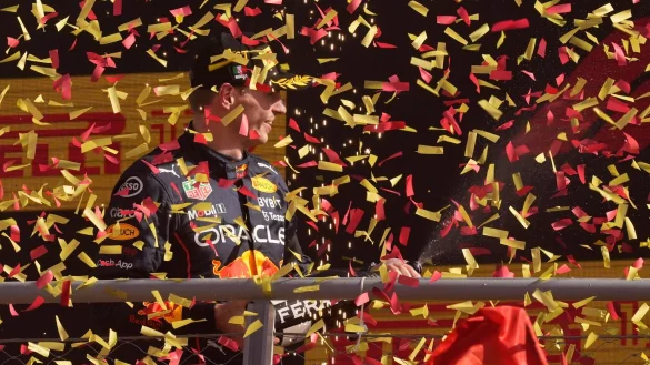 Red-Bull-Pilot Max Verstappen feiert nach seinem Sieg auf dem Podium. - © Antonio Calanni/AP/dpa