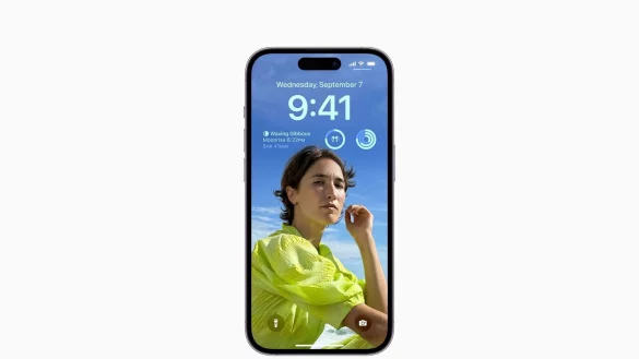 Zum Themendienst-Bericht vom 16. September 2022: Eigenes Foto, garniert mit n&uuml;tzlichen Widgets: iOS 16 erm&ouml;glicht einen individuellen Sperrbildschirm. - &copy; Apple/dpa-tmn