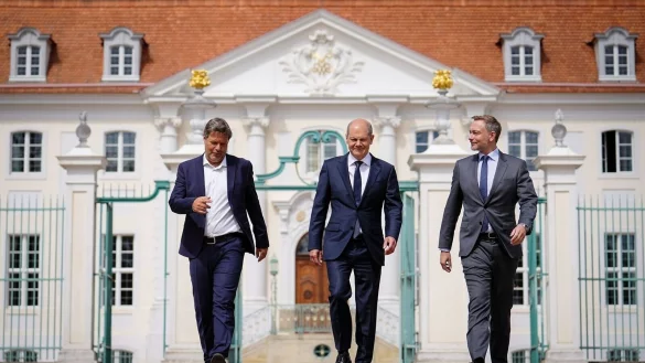 - &copy; Kay Nietfeld/dpa Pool/dpa