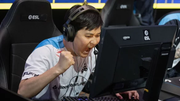 - &copy; Carlton Beener/ESL Gaming/dpa