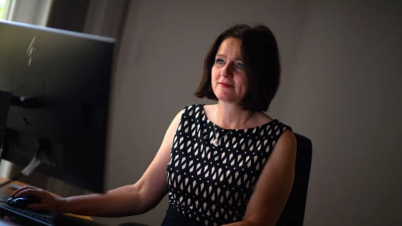 Wer wie Katrin Fischer als Wirtschaftspr&uuml;ferin arbeitet, hat viel Verantwortung. Entsprechend k&ouml;nnen Wirtschaftspr&uuml;fer h&auml;ufig mit &uuml;berdurchschnittlichen Geh&auml;ltern rechnen. - &copy; Klaus-Dietmar Gabbert/dpa-tmn