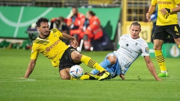 Kam in M&uuml;nchen von der Bank: BVB-Verteidiger Mats Hummels (l). - &copy; Matthias Balk/dpa