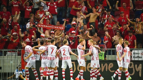 - &copy; Marton Monus/dpa