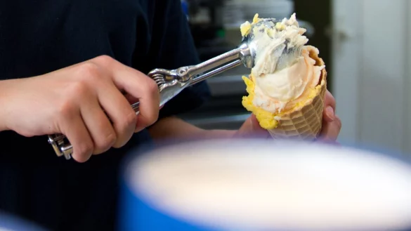 Wenn Sch&uuml;ler in den Ferien in einer Eisdiele arbeiten, m&uuml;ssen sie - an ihr Alter angepasst - bestimmte Arbeitszeiten einhalten. - &copy; Bernd von Jutrczenka/dpa/dpa-tmn