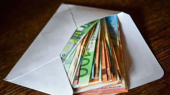 Keine besonders hohe Zugriffsschwelle: Wer das Ersparte zu Hause bar lagert, läuft Gefahr, es in einem schwachen Moment auszugeben. - © Patrick Pleul/dpa-Zentralbild/dpa-tmn