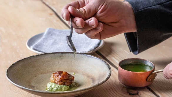 Eine der Kreationen im Drei-Sterne-Restaurant St. Hubertus in St. Kassian: Kalbsbries und L&auml;rchenzapfen. - &copy; Marco Sartor/Rosa Alpina &ndash; St. Hubertus/dpa-tmn