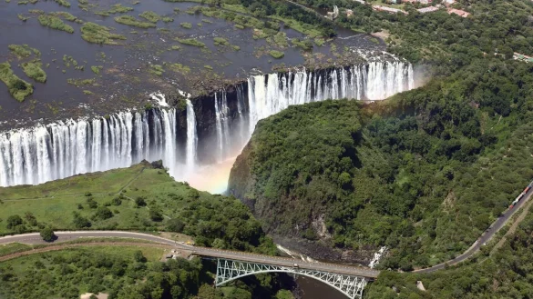 Urgewalt: Die Wassermassen des Sambesi st&uuml;rzen an den Victoriaf&auml;llen auf fast zwei Kilometern Breite hinab. - &copy; Aaron Ufumeli/epa/dpa-tmn