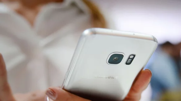 Auch das inzwischen gut sechs Jahre alte Samsung Galaxy S7 z&auml;hlt zum Kreis der au&szlig;erplanm&auml;&szlig;igen Update-Empf&auml;nger. - &copy; Till Simon Nagel/dpa-tmn