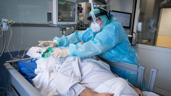 - &copy; Boris Roessler/dpa