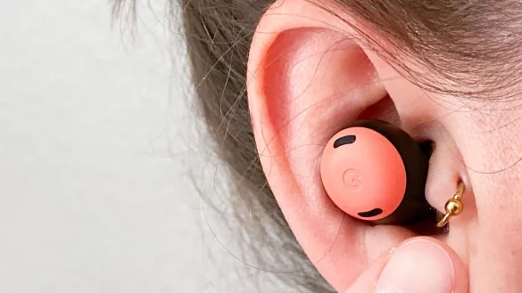 Passen gut in die meisten Ohren und sitzen dort auch fest: Googles Pixel Buds Pro kommen ohne Halteb&uuml;gel aus. - &copy; Till Simon Nagel/dpa-tmn