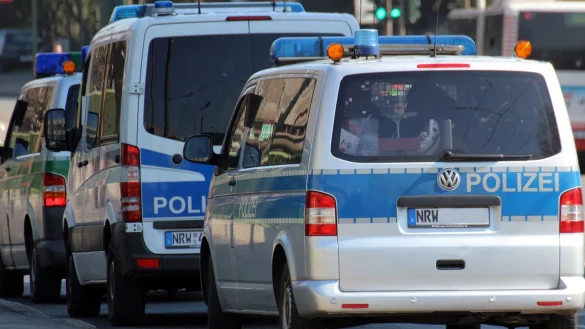 Die Polizei mit mehreren Fahrzeugen im Einsatz. - &copy; Symbolbild: Pixabay