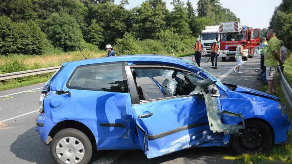Ein VW Polo stieß bei Rheda-Wiedenbrück mit zwei Lkw zusammen. - © FOTO: ANDREAS EICKHOFF