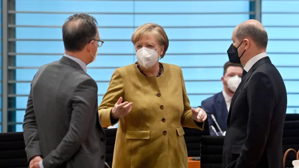Bundeskanzlerin Angela Merkel (CDU) spricht mit Au&szlig;enminister Heiko Maas (l., SPD) und Finanzminister Olaf Scholz (SPD) vor der Sitzung des Kabinetts im Bundeskanzlearamt. - &copy; John Macdougall/AFP POOL/dpa