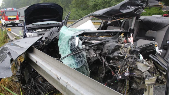 Ein schwerer Verkehrsunfall auf der B1 hat sich am Freitagmorgen ereignet. - &copy; Polizei Lippe