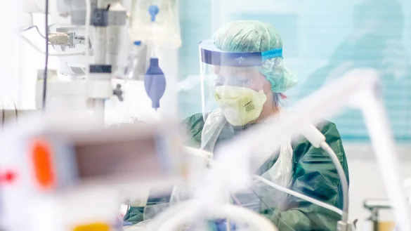 135 schwerkranke Covid-19-Patienten müssen derzeit auf den Intensivstationen in OWL behandelt werden. - © picture alliance