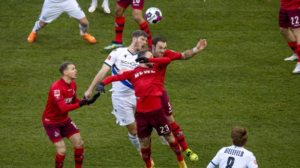 K&ouml;lns Ondrej Duda (v.l.), Bielefelds Fabian Klos, K&ouml;lns Jannes Horn und K&ouml;lns Rafael Czichos k&auml;mpfen um den Ball.&nbsp; - &copy; picture alliance / Christopher Neundorf/Guido Kirch