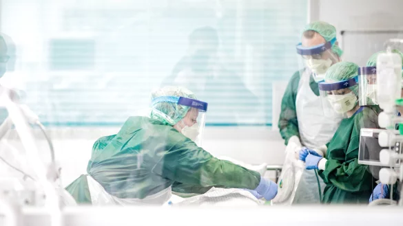 Viele Pflegekr&auml;fte und Mediziner haben die Sorge, dass sie aufgrund von Personalnot auch dann weiter eingesetzt werden, wenn sie sich mit dem Coronavirus infiziert haben. Bislang war das noch nicht n&ouml;tig. - &copy; picture alliance