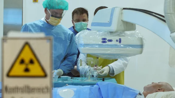 Ein Ärzteteam operiert eine Patientin mit Hilfe der selektiven internen Radiotherapie zur Behandlung fortgeschrittener Tumore und Metastasen in der Leber. - © picture-alliance