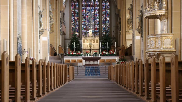 In katholischen Kirchen wie dem Paderborner Dom sollen Gottesdienste unter Auflagen möglich bleiben. - © Archiv: David Knapp