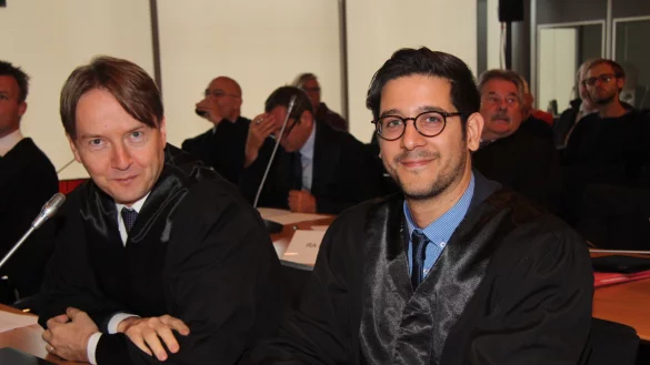 Die Anw&auml;lte der Nebenkl&auml;ger Ernst von M&uuml;nchhausen und Onur U. &Ouml;zata (links) - &copy; Silke Buhrmester